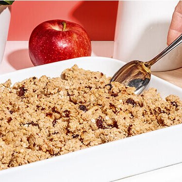 Apple Crumble in einer Ofenform