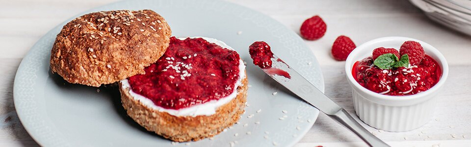 Chia-Brötchen mit Marmelade auf einem Teller