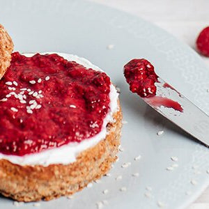 Chia-Brötchen mit Marmelade auf einem Teller