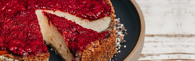 Chia-Käsekuchen auf einem Teller