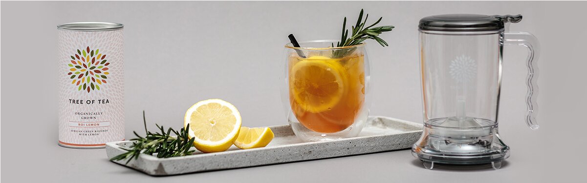 Royal Rosemary Cocktail mit Rosmarin und Orangenscheibe