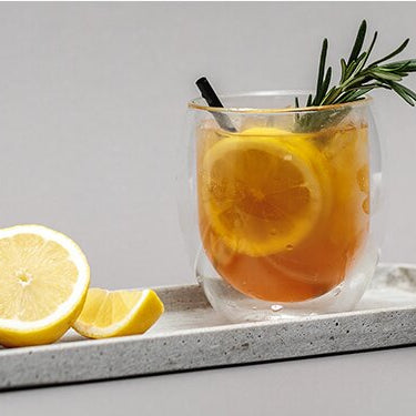Royal Rosemary Cocktail mit Rosmarin und Orangenscheibe