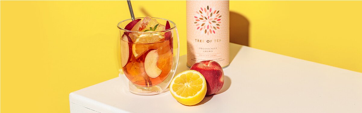 Peach Party mit Tee und Pfirsich daneben