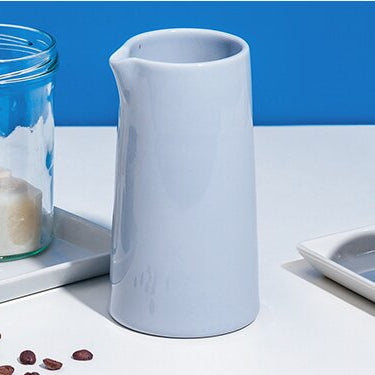 Eiskaffee in Gläsern mit Haferdrink Eiswürfeln