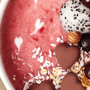 Himbeer-Smoothie-Bowl mit Drachenfrucht und Nüssen als Topping