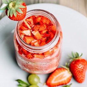 Vegane Frucht-Smoothie-Bowl im Glas mit Erdbeeren