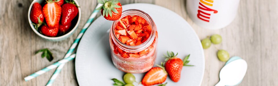 Vegane Frucht-Smoothie-Bowl im Glas mit Erdbeeren