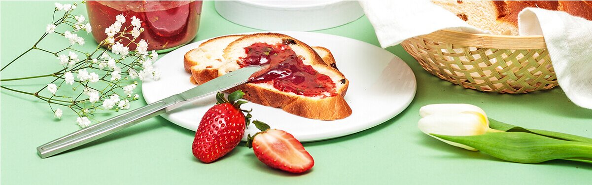 Erdbeer Minze Marmelade wird auf eine Scheibe Brot geschmiert