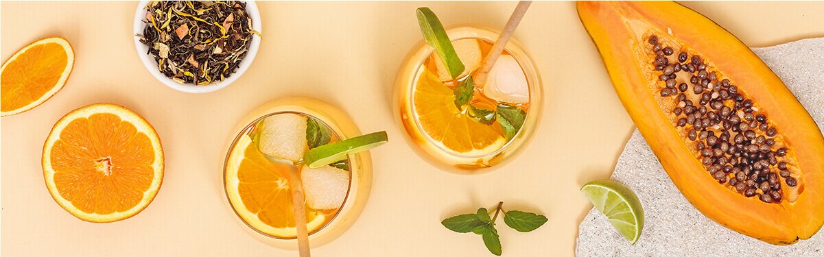 Tropical White Limonade mit einer halben Orange, Papaya und Limette
