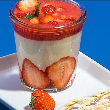 Grießbrei mit Erdbeertopping in einem Glas