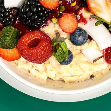 Hirsebrei mit frischen Beeren auf einem Teller