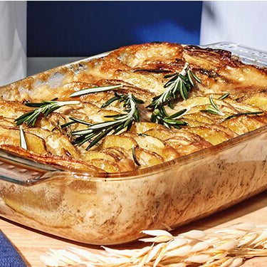 Kartoffelgratin mit Rosmarin in einer Auflaufform