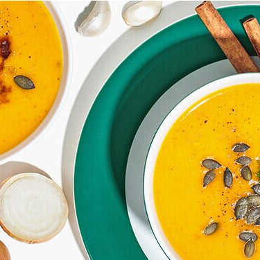 Kürbissuppe mit Kürbiskernen dekoriert