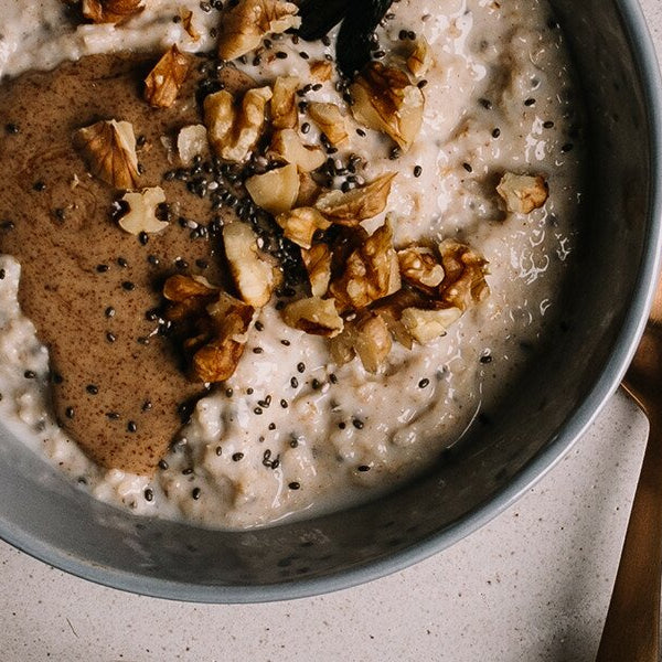 Porridge mit Chiasamen in einer Schüssel