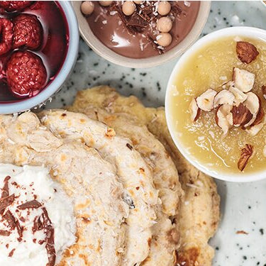 Apfel-Macadamia-Zimt-Pancakes mit Himbeeren daneben