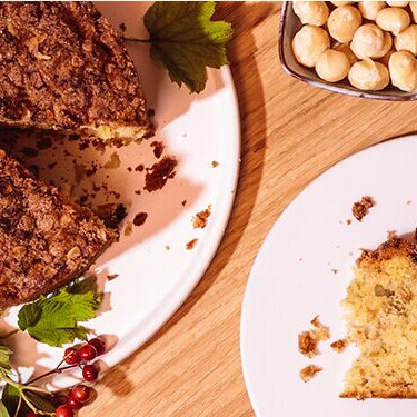 Apple Crumble Cake auf einem Teller