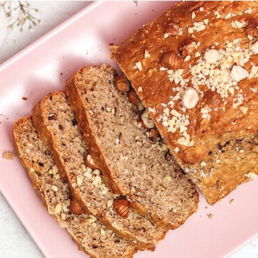 Selbst gebackenes Müslibrot auf einem Brett