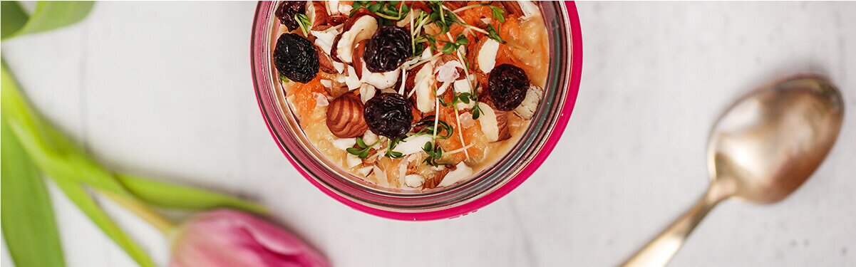 Carrot Cake Porridge in einer Schüssel mit einem goldenen Löffel daneben