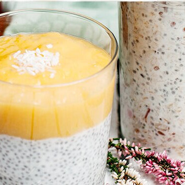 Chia Pudding mit Mango im Glas