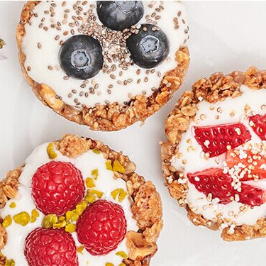 Granola Cups mit Beeren auf einem Teller