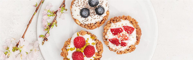 Granola Cups mit Beeren auf einem Teller