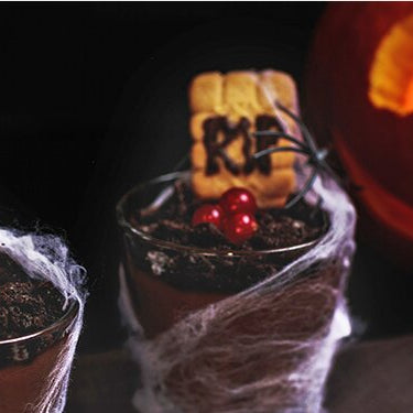 Halloween-Bowls mit einem Kürbis im Hintergrund