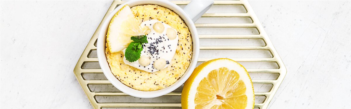 Lemon Coconut Tassenkuchen und eine Zitrone daneben