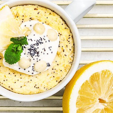 Lemon Coconut Tassenkuchen und eine Zitrone daneben