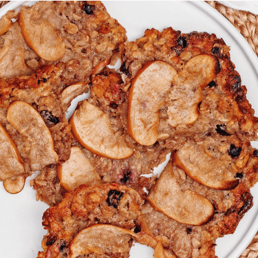 Müsliriegel auf einem Teller