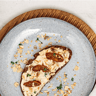 Veganer Feige Thymian Aufstrich auf einem Brot