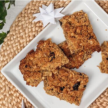 Blueberry Cassis Flapjack auf einem Teller