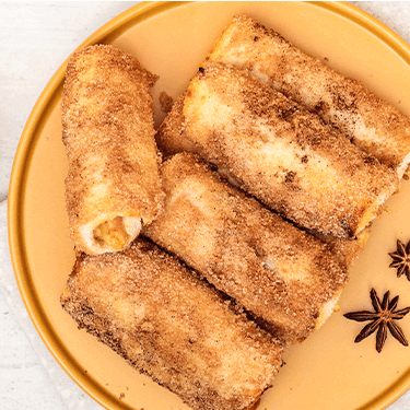 French Toast Roll Ups mit Apfel-Zimt Füllung auf einem Teller
