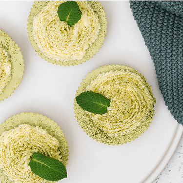 Matcha Cheesecake auf einem Teller