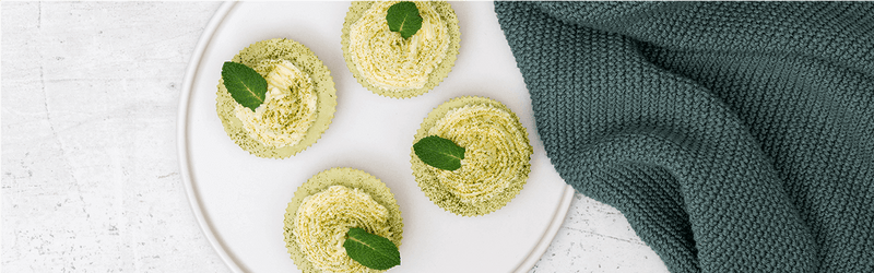 Matcha Cheesecake auf einem Teller