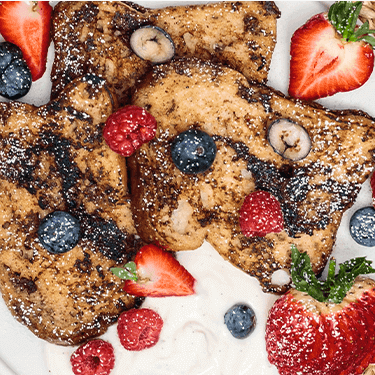Vegan French Toast mit Beeren dekoriert