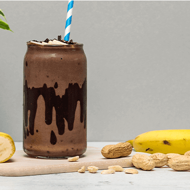 Chocolate Peanut Butter Smoothie mit Bananen daneben