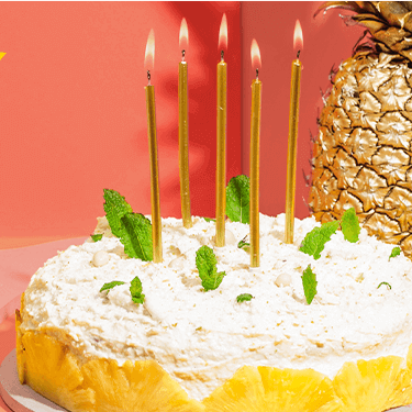 Piña Colada Torte mit einer Ananas dahinter