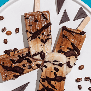 Popsicle-Eis Iced Coffee auf einem Teller