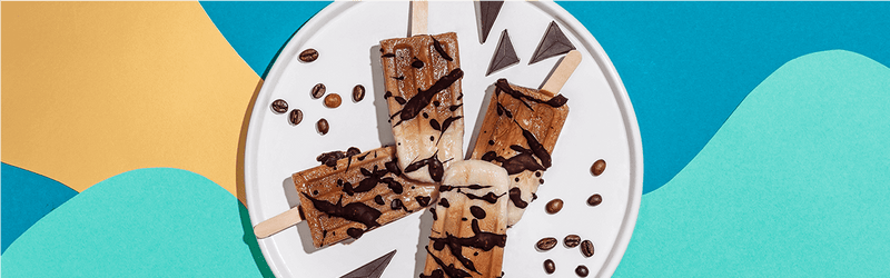 Popsicle-Eis Iced Coffee auf einem Teller