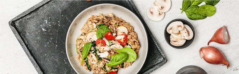 Champignon-Mandel-Bowl mit Champignons, Frühlingszwiebeln und Basilikum daneben