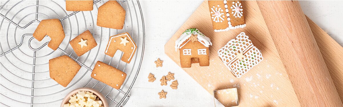 Christmas Cookie Spekulatiusdorf mit Nudelholz daneben