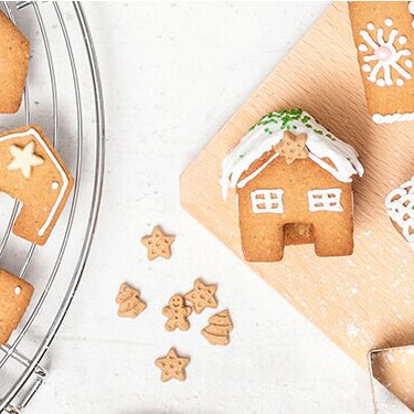 Christmas Cookie Spekulatiusdorf mit Nudelholz daneben
