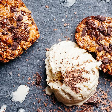 Schoko-Müsliriegel mit Eis daneben