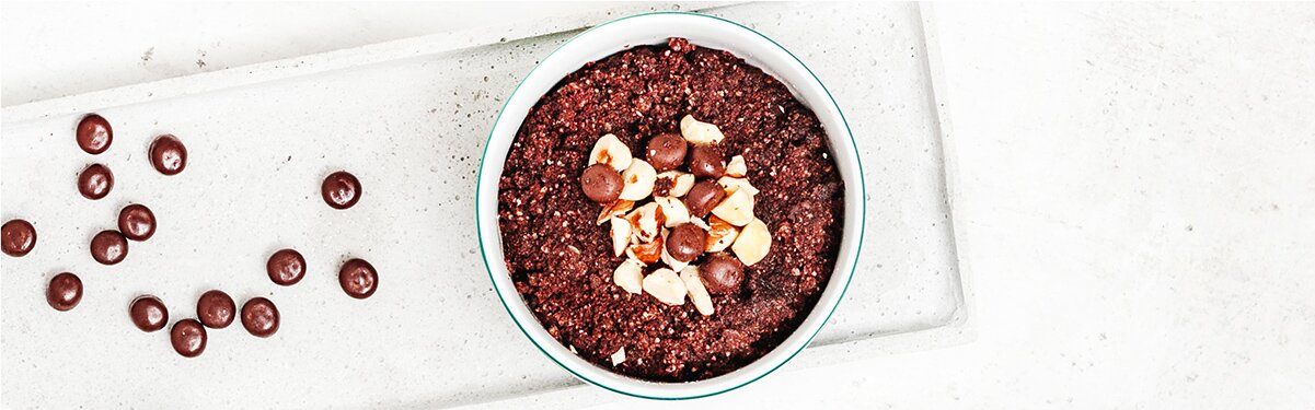 Chocolate Brownie Tassenkuchen mit Nüssen und Schokolade dekoriert