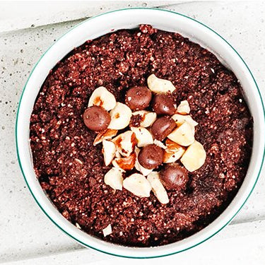 Chocolate Brownie Tassenkuchen mit Nüssen und Schokolade dekoriert