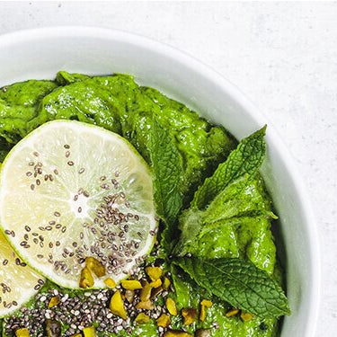 Green Power Bowl mit Chia Samen als Topping
