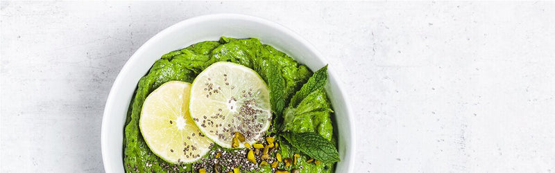 Green Power Bowl mit Chia Samen als Topping
