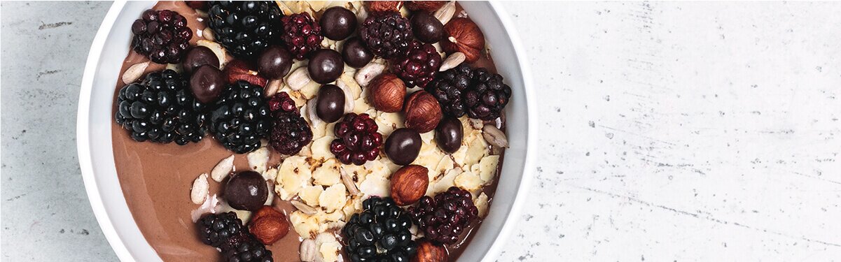 Schoko Bananen Smoothie Bowl mit Brombeeren in einer Schüssel