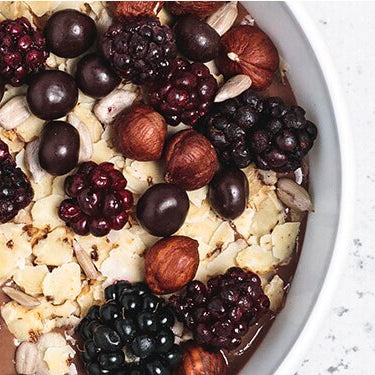 Schoko Bananen Smoothie Bowl mit Brombeeren in einer Schüssel