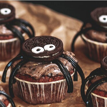 Spinnen-Cupcakes auf dem Backpapier